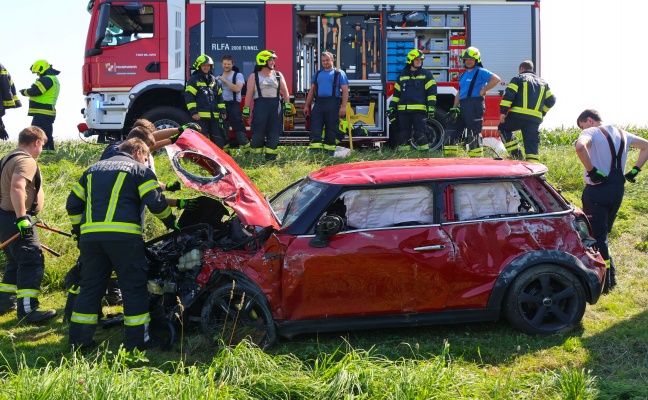 Personenrettung: Auto bei Ried im Traunkreis von Pyhrnpass Stra�e abgekommen und �berschlagen