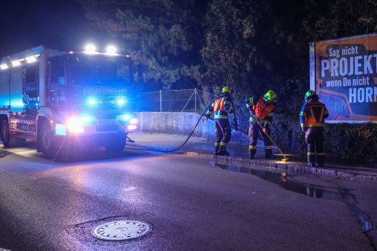 Feuerwehr bei Reinigungsarbeiten nach schwerem Fahrradunfall in Marchtrenk im Einsatz