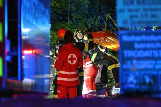 Personenrettung: Schwerverletzte Person aus Bachbett des Katzenbachs in Thalheim bei Wels gerettet
