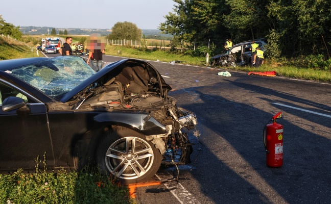 Frontalcrash zweier PKW auf Wiener Stra�e in Edt bei Lambach fordert zwei Todesopfer (45 und 71)