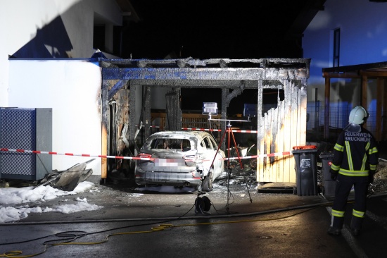 Auto in Ottnang am Hausruck mitsamt Carport nahezu in Vollbrand