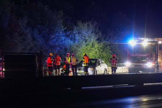 Feuerwehren bei �laustritt nach Verkehrsunfall auf Welser Autobahn in Marchtrenk im Einsatz