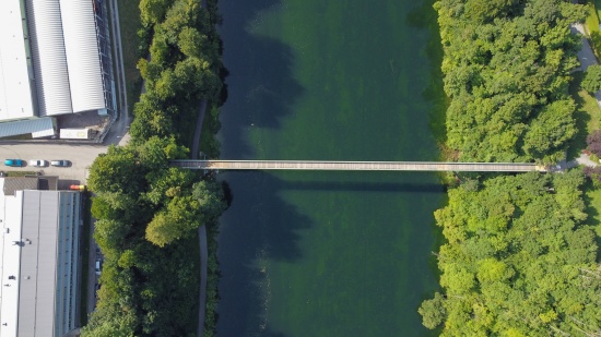 Personenrettung: Badeg�ste und Wassersportler retten in Gmunden leblose Frau (81) aus der Traun