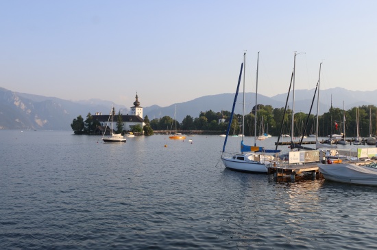 Einsatzkr�fte von Feuerwehr und Wasserrettung zu Personenrettung am Traunsee in Gmunden alarmiert