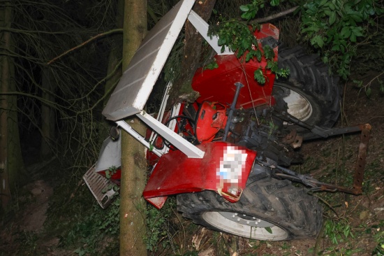 Traktor abgest�rzt: Lenker schleppte sich nach schwerem Traktorunfall in Pichl bei Wels zu Bauernhof