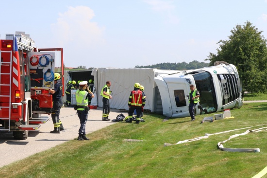 Lenker unverletzt: LKW-Sattelzug bei St. Marien von Stra�e abgekommen und umgest�rzt