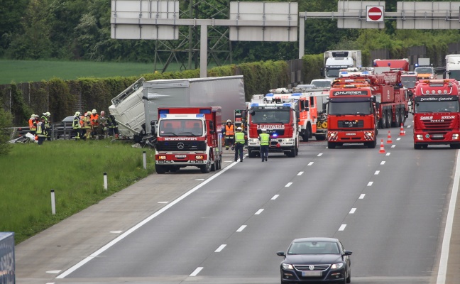Schwerer LKW-Unfall auf der Westautobahn bei Asten
