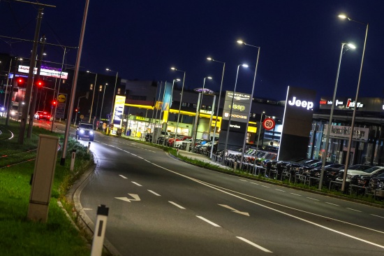 Leonding: Reifen-Burnout l�st Einsatz der Feuerwehr wegen vermeintlichem Brand bei Unternehmen aus