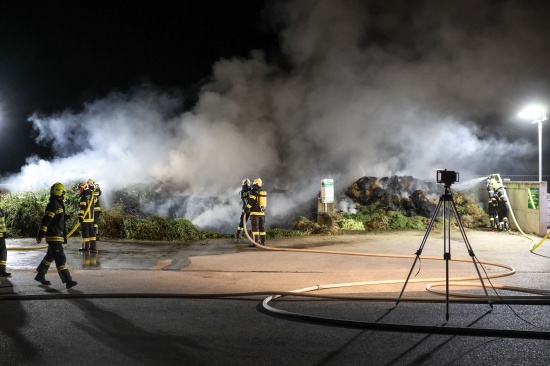 Vier Feuerwehren bei Brand einer gr��eren Gr�nschnittsammelstelle in Sipbachzell im Einsatz