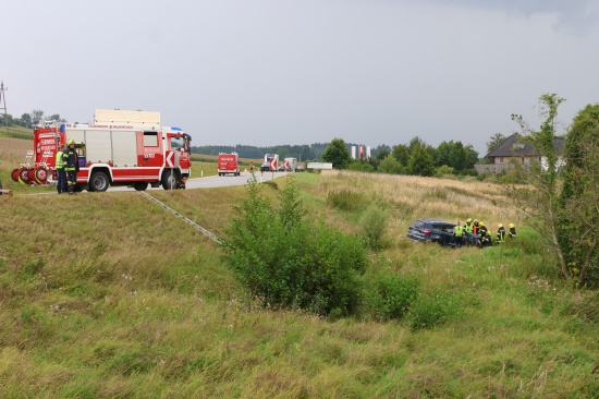 Auto in Neukirchen bei Lambach von Stra�e abgekommen und im Bachbett gelandet