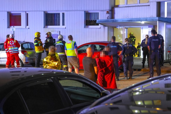 Kellerbrand: Gr��erer Einsatz dreier Feuerwehren bei Brand in einem Hochhaus in Wels-Lichtenegg