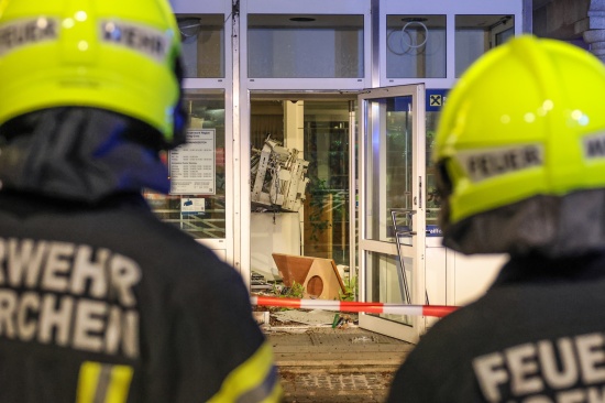 Bankomatsprengung: Feuerwehr- und Polizeieinsatz bei Bankfiliale in Hofkirchen im Traunkreis