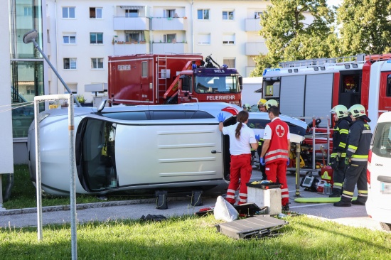 Personenrettung: Lenkerin nach Parkplatzunfall bei Wohnanlage in Wels-Vogelweide aus Auto gerettet