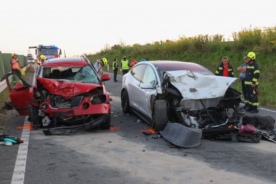 Schwerer Crash mit drei beteiligten PKW auf Steyrer Stra�e bei Dietach