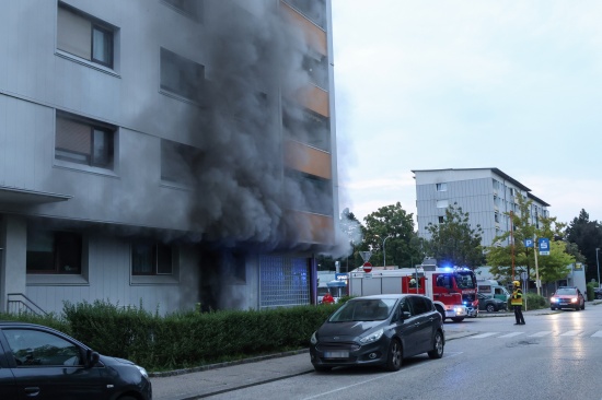 44 Personen evakuiert: Wieder gr��erer Einsatz bei Kellerbrand in einem Hochhaus in Wels-Lichtenegg