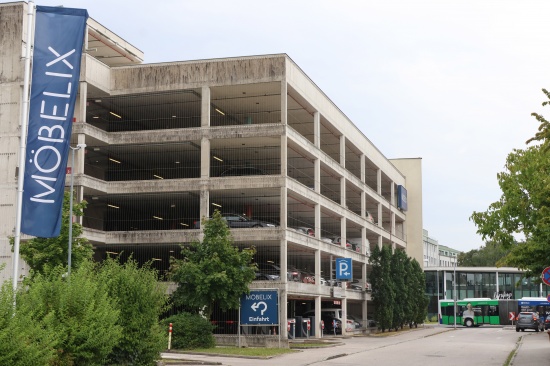Personenrettung: Kind war in einem Parkhaus in Wels-Neustadt offenbar in PKW eingeschlossen