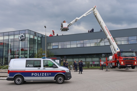 Demonstration: Kundgebung bei Unternehmen in Gunskirchen - Demonstranten auch am Firmendach
