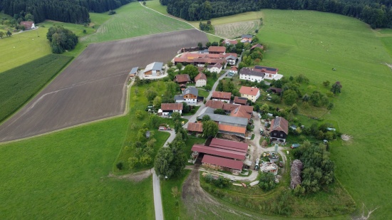 Geboltskirchen: Person beim Reifenwechseln unter Fahrzeug eingeklemmt