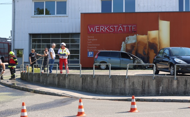 Brand eines PKW bei einer Autowerkst�tte in Wolfern sorgt f�r Einsatz zweier Feuerwehren