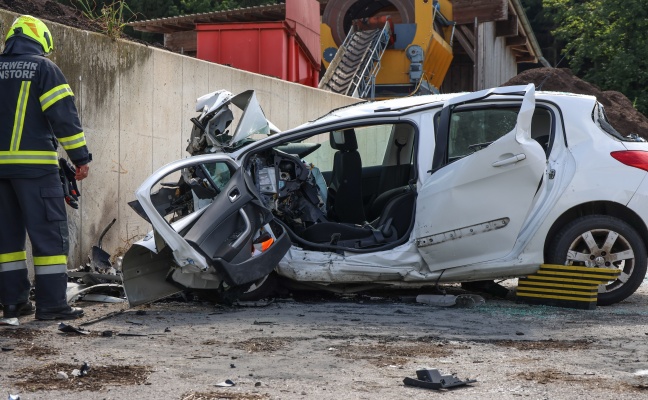 T�dlicher Verkehrsunfall: Auto in Dietach frontal gegen Mauer gekracht