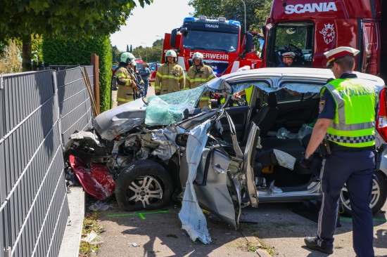 Autolenkerin nach Crash mit LKW in Traun durch Feuerwehr aus Unfallwrack befreit