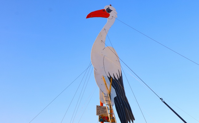 Storchaufstellen: 12 Meter-Riesenstorch mit Luftfahrthindernis-Warnleuchte in Holzhausen aufgestellt