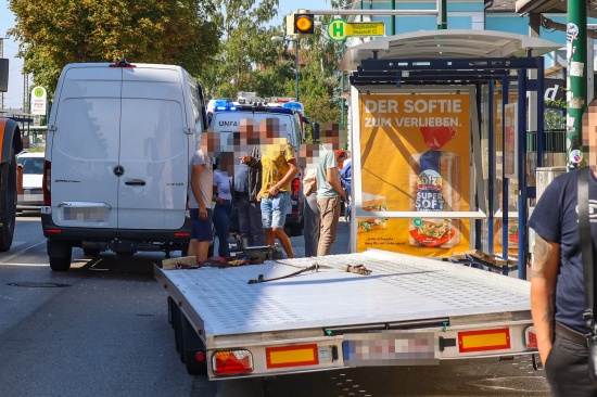 Buswarteh�uschen gerammt: Zwei Verletzte bei Verkehrsunfall eines Autotransporters in Wels-Neustadt