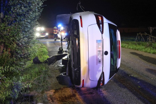 Reh ausgewichen: Auto nach Crash gegen Baum in Marchtrenk in Seitenlage zum Stillstand gekommen