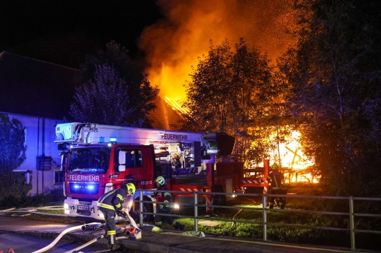 Gro�brand: 13 Feuerwehren bei Brand eines alten S�gewerks im Ortszentrum von Sipbachzell im Einsatz