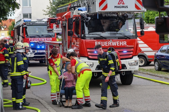 Gro�einsatz von Feuerwehr und Rettungsdienst bei Wohnungsbrand in einer Wohnanlage in Eferding