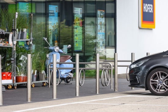 Personenrettung in Vorchdorf: Kind auf Parkplatz vor Gesch�ft mit Fu� in Fahrradst�nder eingeklemmt