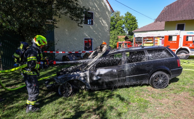 Acht Feuerwehren bei PKW-Brand in einem Nebengeb�ude in Taufkirchen an der Trattnach im Einsatz