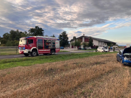 Auto nach heftigem Kreuzungscrash bei Ohlsdorf im Stoppelfeld gelandet