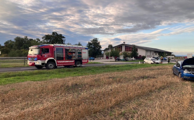 Auto nach heftigem Kreuzungscrash bei Ohlsdorf im Stoppelfeld gelandet
