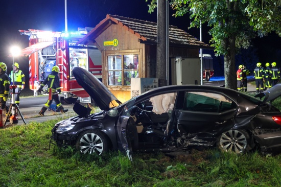 Auto bei Hargelsberg von Fahrbahn abgekommen und gegen Schachteinfassung geprallt