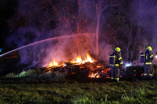 Brand eines Holzsto�es an einer Baumzeile in Steinhaus sorgt f�r Einsatz zweier Feuerwehren