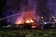 Brand eines Holzsto�es an einer Baumzeile in Steinhaus sorgt f�r Einsatz zweier Feuerwehren