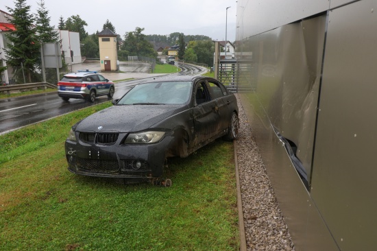 Auto in Wartberg an der Krems gegen Fassade eines Lebensmittelmarktes �berschlagen