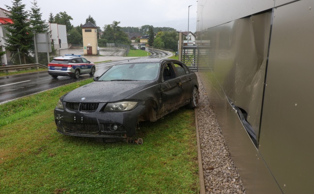 Auto in Wartberg an der Krems gegen Fassade eines Lebensmittelmarktes �berschlagen