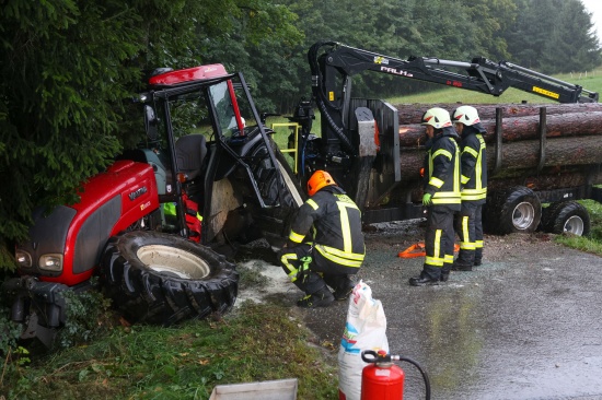Schwerer Traktorunfall: Traktor mitsamt Holzr�ckewagen in Kirchham gegen Waldrand geprallt