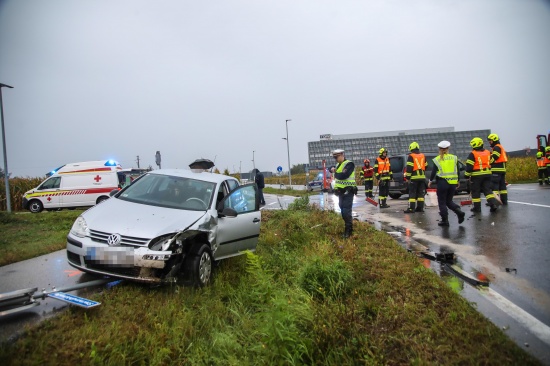 Heftiger Crash zwischen zwei Autos in einem Kreuzungsbereich in Marchtrenk