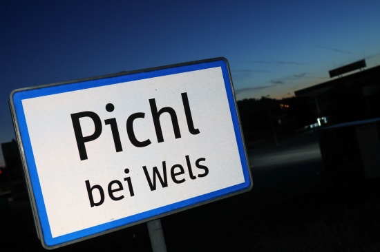 Einsatzkr�fte der Feuerwehr zu eingeschlossener Person in einem Fahrzeug in Pichl bei Wels alarmiert