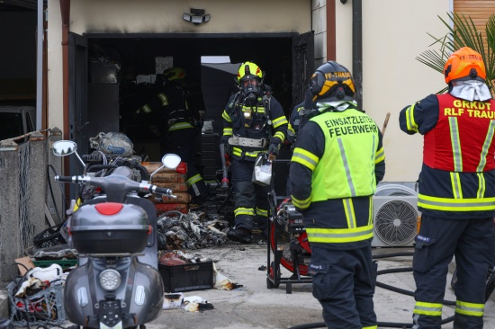 Einsatzkr�fte bei Brand in einer Garage in Traun im Einsatz
