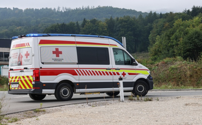 Personenrettung in Pinsdorf: Arbeiter bei Sanierungsarbeiten nach Brand in Auffangbecken gest�rzt