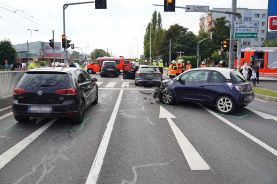 Meixner Kreuzung: Blechsalat und mehrere Leichtverletzte bei Crash mit vier PKW in Leonding
