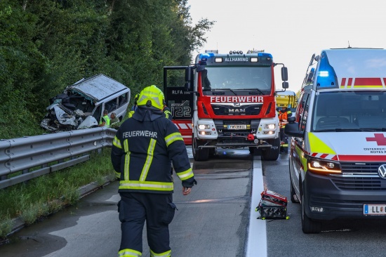 Personenrettung nach schwerem Crash zwischen PKW und Kleinbus auf Westautobahn bei Pucking