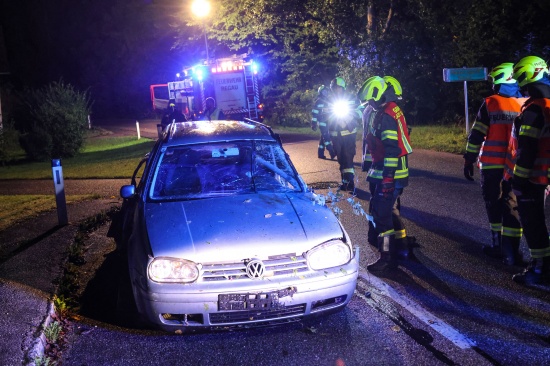 Schwerer Verkehrsunfall: Auto bei Regau mit Fahrerseite gegen Baum gekracht