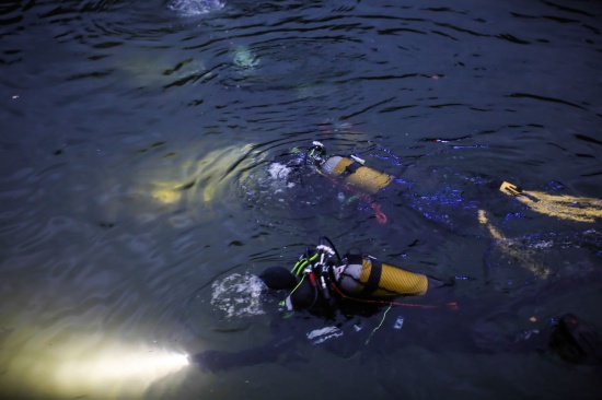 Suchaktion mit Booten, Drohnen und Tauchern nach abg�ngiger Person entlang der Traun bei Marchtrenk