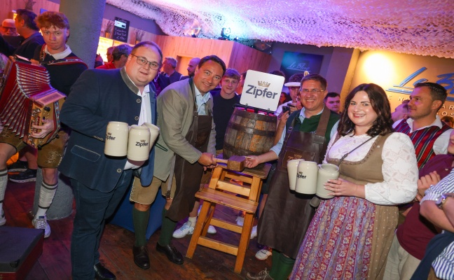 Landes- und Stadtpolitik beim "LeBlue"-Bieranstich zur Probebeleuchtung am Welser Volksfest vertreten