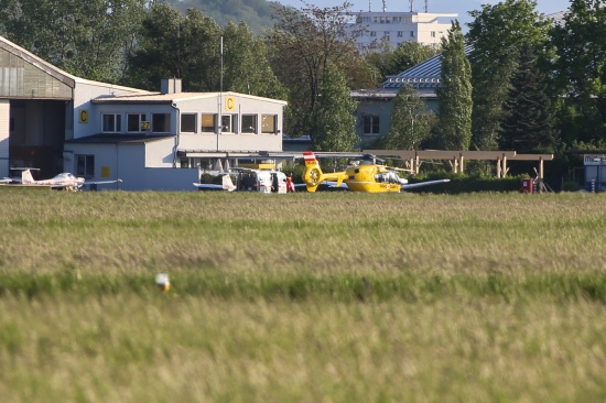Sicherheitslandung eines Rettungshubschraubers am Welser Flugplatz